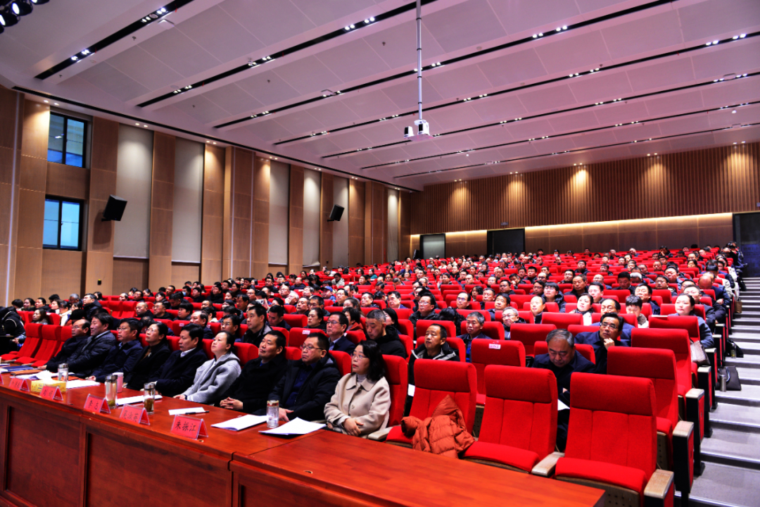 駐馬店市第三小學付欣校長在全市基礎教育工作會議上分享“課改、閱讀、寫字”工作實踐成果