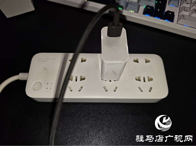 充電器徹夜待機(jī)，夜間充電別偷懶，充完即拔才安全！