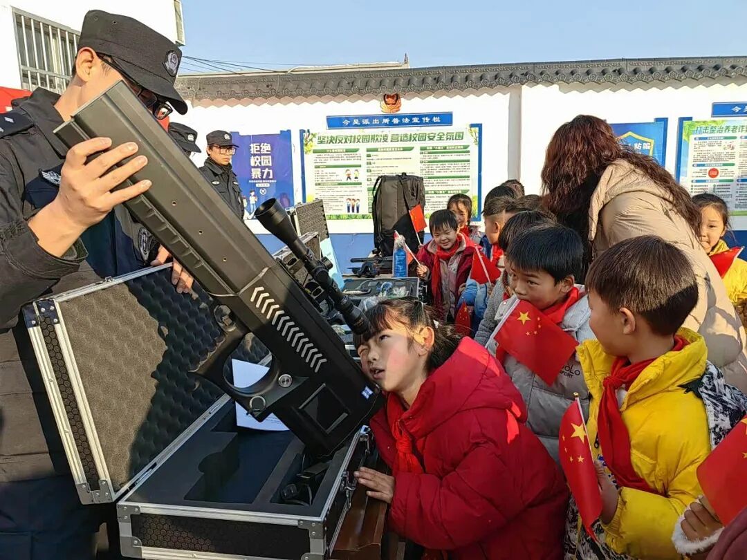 新蔡縣公安局開展警營開放日活動