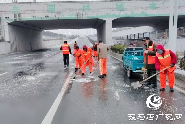 駐馬店經(jīng)濟(jì)開發(fā)區(qū):清雪除冰保暢通 多部門聯(lián)動護(hù)出行