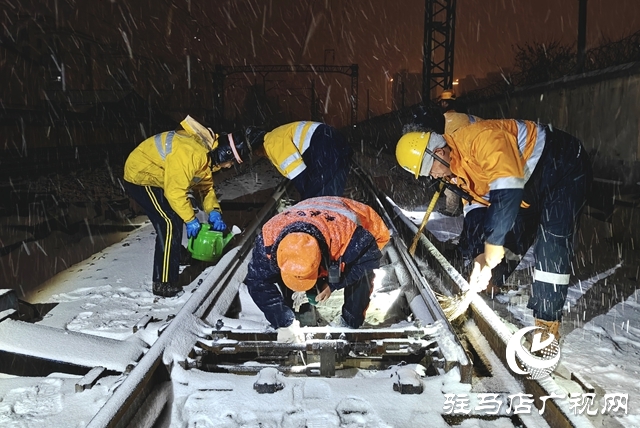 駐馬店車務(wù)段明港車站全力迎戰(zhàn)強(qiáng)降雪保暢通