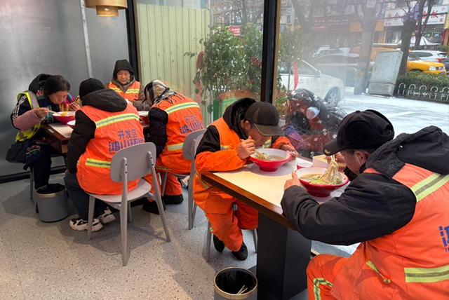 每周一免費吃面 駐馬店一面館用“一碗面的承諾”溫暖環(huán)衛(wèi)工