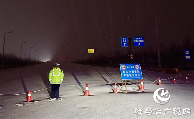  以雪為令守一線 示范區(qū)交警風雪護行保平安