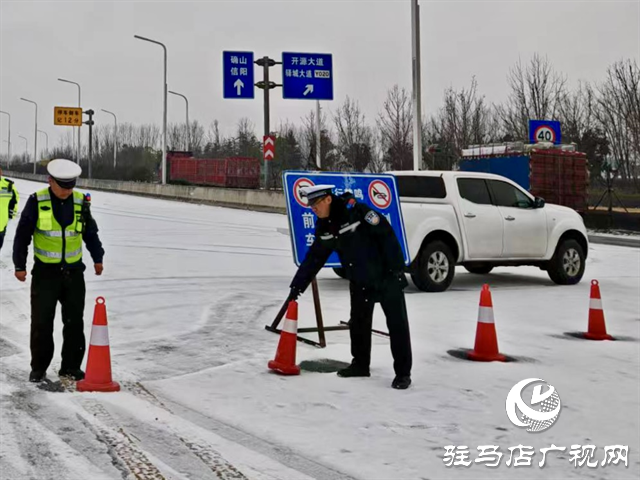  以雪為令守一線 示范區(qū)交警風雪護行保平安
