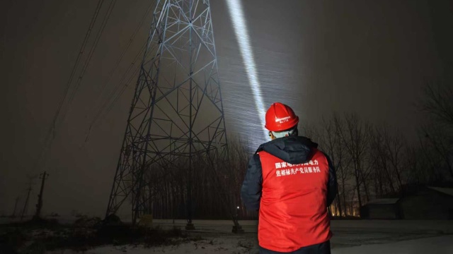 國(guó)網(wǎng)平輿縣供電公司：雪夜特巡護(hù)電網(wǎng) 鏖戰(zhàn)寒潮守光明