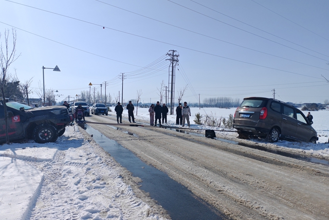 近50臺車脫困！平輿縣“坦克團”雪中救援暖人心