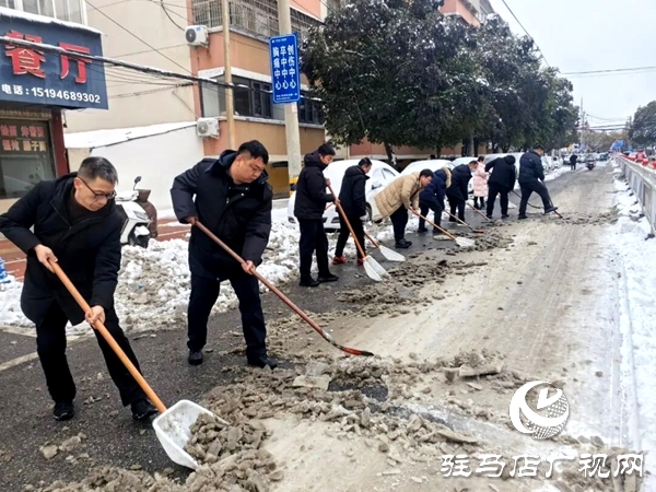 平輿縣人民醫(yī)院清掃積雪為周邊居民和就診患者及過往行人打通一條安全路