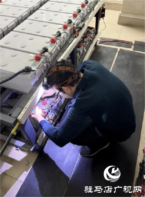 駐馬店聯(lián)通網(wǎng)絡(luò)運(yùn)營(yíng)中心對(duì)市區(qū)電力機(jī)房蓄電池進(jìn)行放電測(cè)試