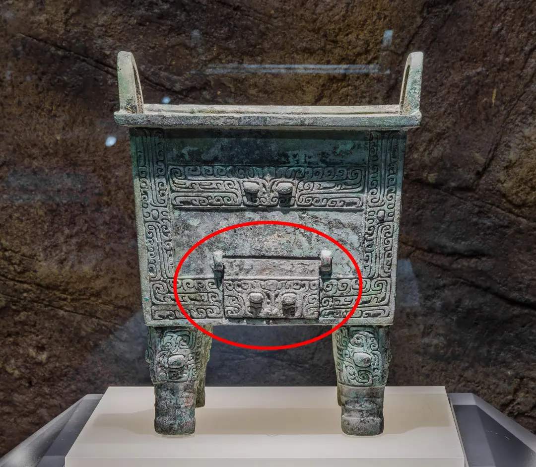 文博日歷丨鼎上開了個(gè)門，做啥用？