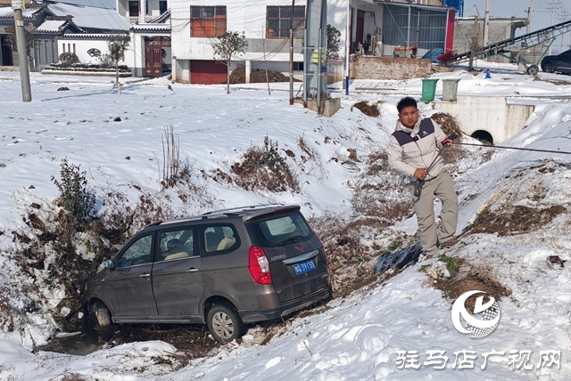 近50臺(tái)車脫困!平輿縣“坦克團(tuán)”雪中救援暖人心