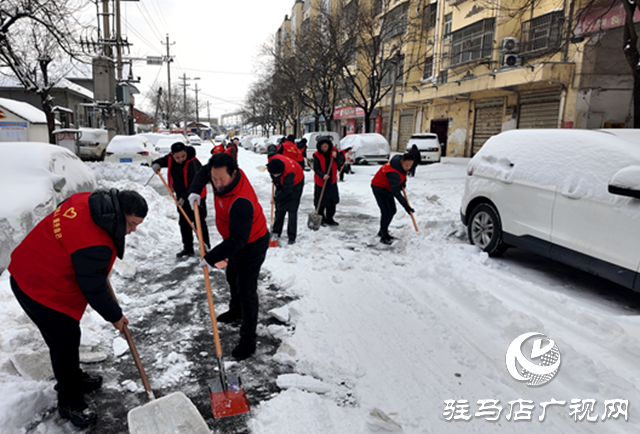 確山縣盤龍街道生產(chǎn)街社區(qū)&ldquo;清雪除冰暖人心 社區(qū)行動保平安&rdquo;