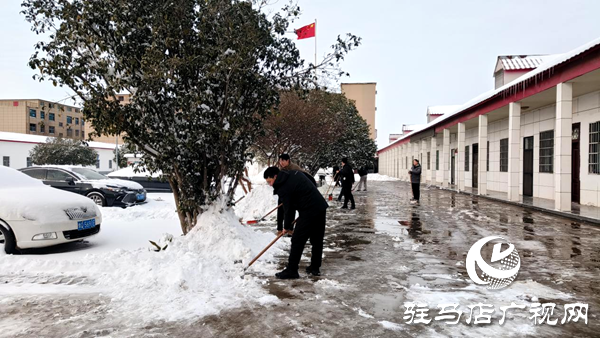 平輿縣十字路鄉(xiāng)：清理積雪保通暢，心系民生護安寧
