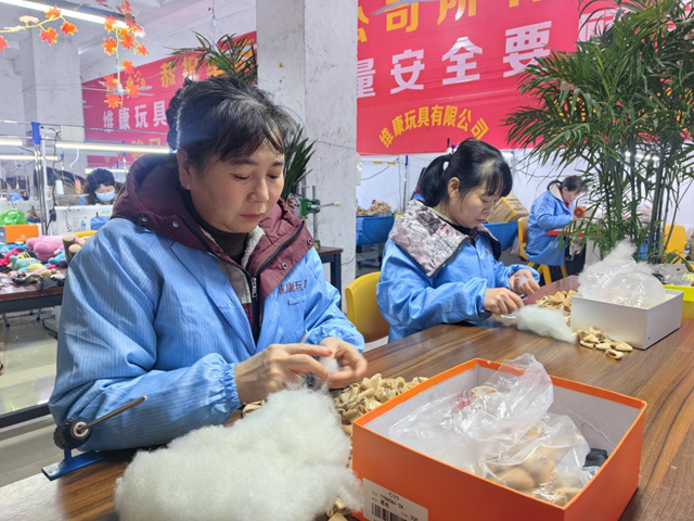 駐馬店驛城區(qū)：“寶媽車間”巧織民生幸福網(wǎng)