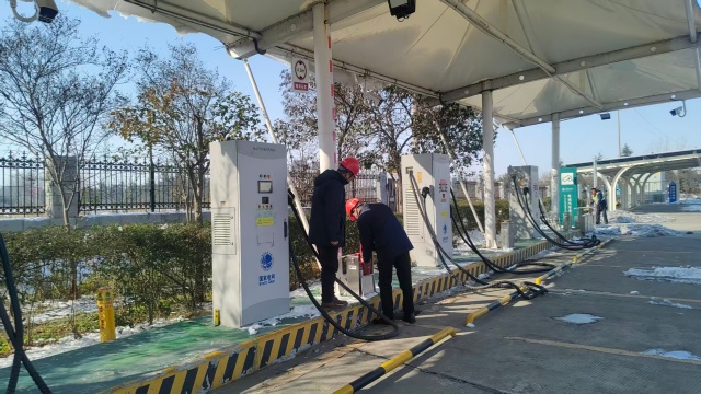 國網(wǎng)泌陽縣供電公司：充電設(shè)施“大體檢” 春節(jié)出行“滿格電”