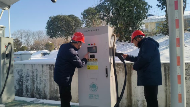 國網(wǎng)泌陽縣供電公司：充電設(shè)施“大體檢” 春節(jié)出行“滿格電”