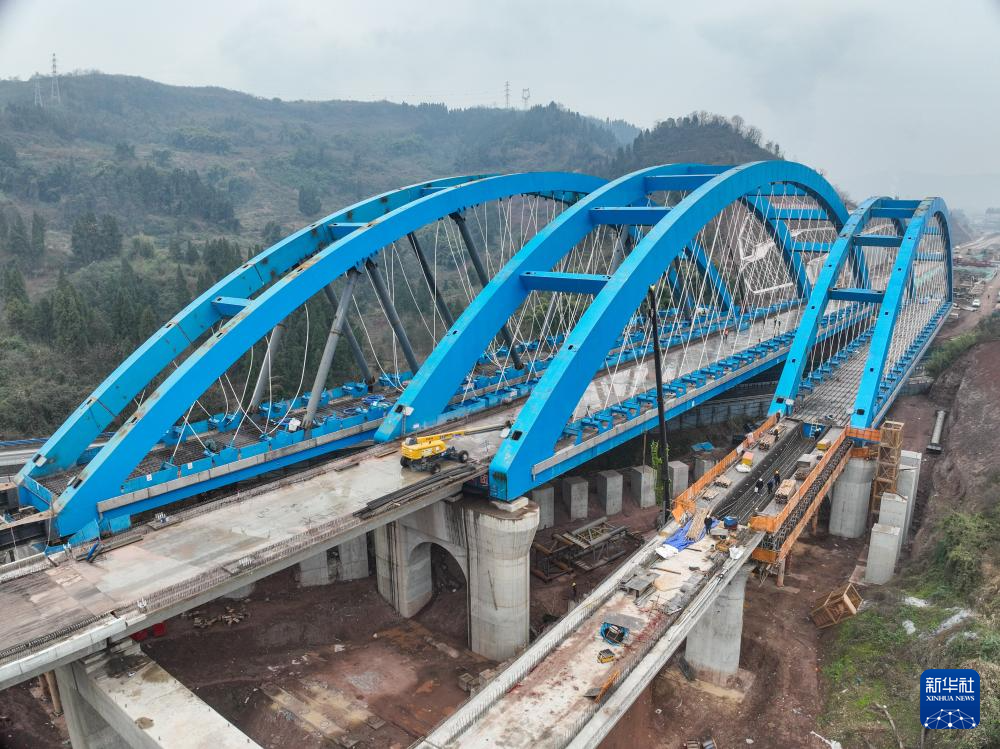 西渝高鐵跨營達(dá)高速公路大橋全橋頂推完工