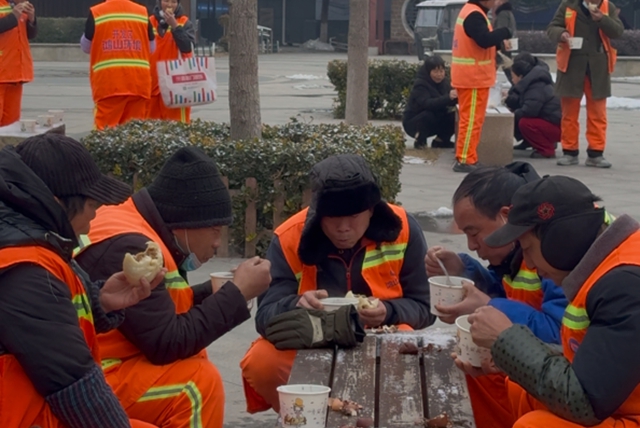 臘八粥致敬“城市美容師”
