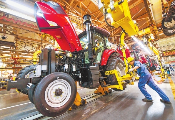 從“那時(shí)”到“這時(shí)”丨從“鐵牛”到“智?！笨此淖? /></p>
<p>（在位于洛陽市的中國一拖大拖公司總裝生產(chǎn)線上，工人正在裝配拖拉機(jī)。 張怡熙 劉嘉偉 攝）</p>
<p>&ldquo;東方紅成為我們國家工業(yè)生產(chǎn)的大IP。中國一拖的發(fā)展史，就是一部中國農(nóng)機(jī)工業(yè)乃至中國現(xiàn)代工業(yè)的縮影。&rdquo;1月24日，梁留科深情地說。</p>
<p>最初的軌跡始于&ldquo;一五&rdquo;計(jì)劃時(shí)期那場舉國矚目的建設(shè)熱潮。1958年，第一臺(tái)&ldquo;東方紅&rdquo;履帶拖拉機(jī)駛下生產(chǎn)線，它被親切地稱為&ldquo;鐵牛&rdquo;，承載的是&ldquo;耕地不用牛&rdquo;的樸素夢想，解決的是國家農(nóng)業(yè)機(jī)械化&ldquo;從無到有&rdquo;的歷史課題。</p>
<p>&ldquo;建廠時(shí)，全國上千家企業(yè)提供設(shè)備，數(shù)萬名工人、干部和技術(shù)人員從四面八方會(huì)聚洛陽。&rdquo;在梁留科看來，這體現(xiàn)出了集中力量辦大事的社會(huì)主義制度優(yōu)勢。</p>
<p>當(dāng)梁留科將目光投向今日的一拖，看到的是一場深刻而系統(tǒng)的轉(zhuǎn)變。曾經(jīng)需要密集人力的車間，已被全球領(lǐng)先的柔性智能工廠取代。自動(dòng)化流水線高效運(yùn)轉(zhuǎn)，平均每3分鐘就有一臺(tái)拖拉機(jī)下線，但這已不是傳統(tǒng)的&ldquo;鐵牛&rdquo;，而是擁有&ldquo;中國芯&rdquo;的&ldquo;智牛&rdquo;。從打破技術(shù)壟斷的無級變速重型拖拉機(jī)，到融合了5G與北斗技術(shù)的無人駕駛電動(dòng)拖拉機(jī)，一拖完成了從制造到智造的關(guān)鍵一躍，將發(fā)展的主動(dòng)權(quán)牢牢掌握在自己手中。</p>
<p>這種變革的力量，早已超越單一工廠的圍墻。梁留科告訴記者，中國一拖的角色已經(jīng)從一個(gè)完成計(jì)劃的生產(chǎn)單位，成長為牽引整個(gè)產(chǎn)業(yè)鏈升級的&ldquo;引擎&rdquo;和&ldquo;鏈主&rdquo;。它牽頭組建國家農(nóng)機(jī)裝備創(chuàng)新中心，帶動(dòng)全國數(shù)百家上下游企業(yè)協(xié)同發(fā)展，在我省培育出實(shí)力雄厚的現(xiàn)代農(nóng)機(jī)裝備產(chǎn)業(yè)集群，實(shí)現(xiàn)了從單兵突進(jìn)到集群作戰(zhàn)的格局升華。</p>
<p>伴隨角色轉(zhuǎn)變的，還有事業(yè)疆域的拓展。以前，&ldquo;東方紅&rdquo;主要深耕于國內(nèi)廣袤的農(nóng)田。如今它以&ldquo;YTO&rdquo;國際品牌，馳騁在90多個(gè)國家和地區(qū)，從產(chǎn)品出口邁向提供全套農(nóng)業(yè)解決方案，讓&ldquo;中國智造&rdquo;深度參與全球農(nóng)業(yè)現(xiàn)代化進(jìn)程。</p>
<p>&ldquo;從引進(jìn)制造到自主創(chuàng)新，實(shí)現(xiàn)技術(shù)之變；從人力車間到智能工廠，實(shí)現(xiàn)制造之變；從生產(chǎn)單位到產(chǎn)業(yè)引擎，實(shí)現(xiàn)角色之變；從服務(wù)國內(nèi)到走向世界，實(shí)現(xiàn)格局之變。&rdquo;在梁留科的解讀中，從老照片到新藍(lán)圖，從&ldquo;鐵牛&rdquo;到&ldquo;智牛&rdquo;，中國一拖歷經(jīng)了技術(shù)、制造、角色與格局四種變化。</p>
<p>而貫穿四種變化的，是一種清晰穩(wěn)定的精神內(nèi)核。那便是中國一拖自奠基之日就熔鑄于血脈中的使命擔(dān)當(dāng)，是從&ldquo;自力更生&rdquo;到&ldquo;自主創(chuàng)新&rdquo;一以貫之的奮斗底色。</p>
<p>梁留科認(rèn)為，正是深厚的家國情懷與不懈的創(chuàng)新追求相互激蕩，驅(qū)動(dòng)著這個(gè)老牌工業(yè)標(biāo)桿不斷突破。奮進(jìn)&ldquo;十五五&rdquo;，在新時(shí)代的田野上，中國一拖和河南工業(yè)將書寫更為壯麗的&ldquo;東方紅&rdquo;篇章。</p>
<p style=