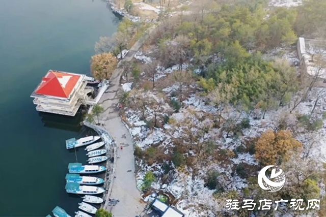 【大美天中】泌陽(yáng)銅山湖現(xiàn)“冰藍(lán)”奇觀 冬日畫(huà)卷引客來(lái)