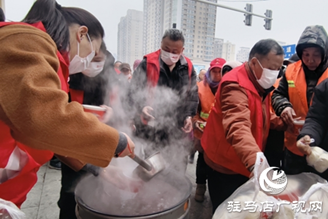 臘八粥暖“橙”心 政企攜手慰問環(huán)衛(wèi)工人