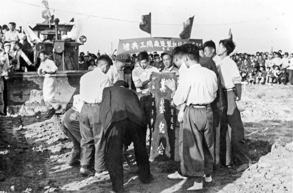 從“那時(shí)”到“這時(shí)”丨從“鐵?！钡健爸桥！笨此淖? /></p>
<p>（1955年10月1日，中國一拖舉行隆重的開工典禮。 本報(bào)資料圖片）</p>
<p style=