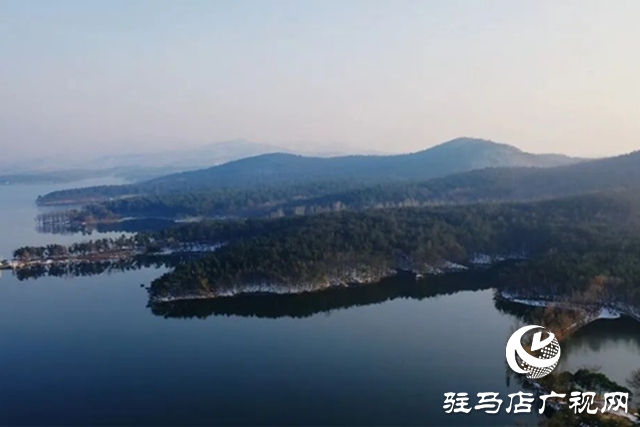 【大美天中】泌陽銅山湖現(xiàn)“冰藍”奇觀 冬日畫卷引客來