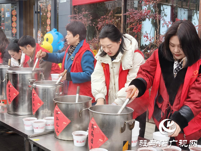 臘八粥香暖環(huán)衛(wèi)工 巾幗志愿顯真情