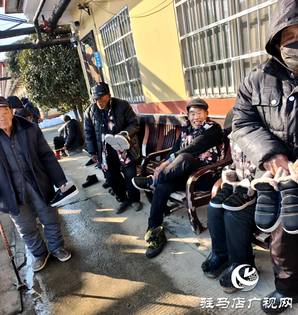 平輿縣廟灣鎮(zhèn):發(fā)放“暖冬禮包”讓老人溫暖過冬