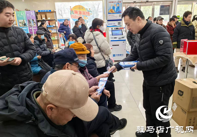 中原銀行駐馬店分行:粥香暖臘八 防非護民安