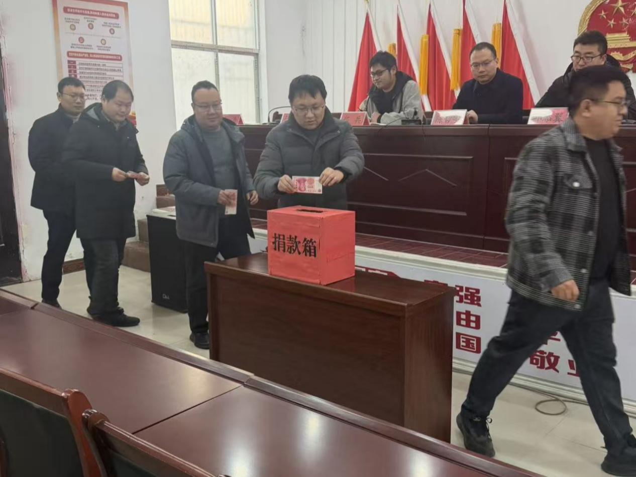 遂平縣槐樹(shù)鄉(xiāng)開(kāi)展“送溫暖、獻(xiàn)愛(ài)心”捐款活動(dòng) 情暖困難群眾