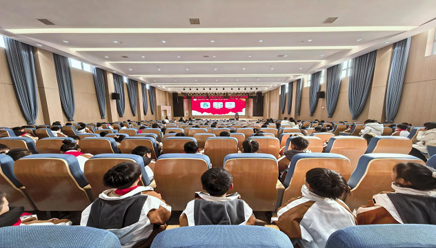  駐馬店經(jīng)濟(jì)開發(fā)區(qū)金雀路小學(xué)校長思政課暖心開講