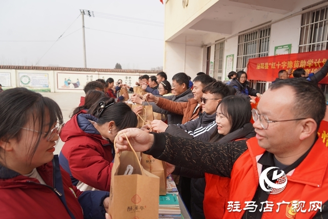 “溫暖有我 德耀泌陽”系列活動走進(jìn)郭集鎮(zhèn)兩所小學(xué)