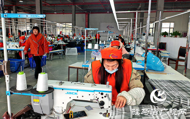 “巧媳婦”家門(mén)口圓就業(yè)夢(mèng) 平輿錦繡服飾入選省級(jí)標(biāo)桿項(xiàng)目