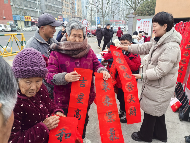 駐馬店市第二十八小學(xué)開展義寫春聯(lián)活動