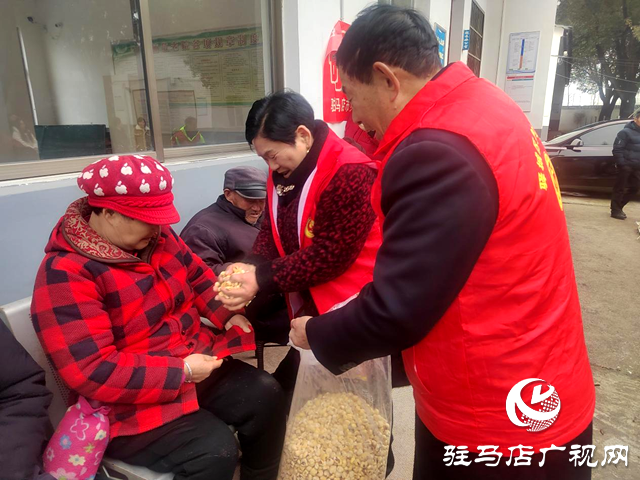 中國好人潘永峰夫婦一行慰問遂平縣石寨鋪鎮(zhèn)敬老院老人