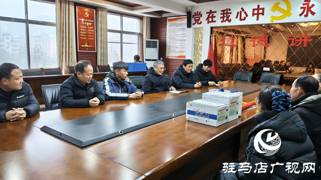 駐馬店開發(fā)區(qū)高中學(xué)生呂志毅助迷途老人歸家獲贈(zèng)錦旗致謝