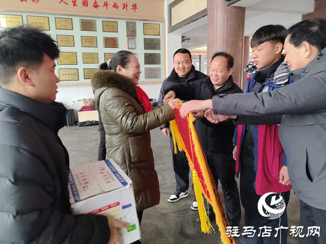 駐馬店開發(fā)區(qū)高中學(xué)生呂志毅助迷途老人歸家獲贈(zèng)錦旗致謝