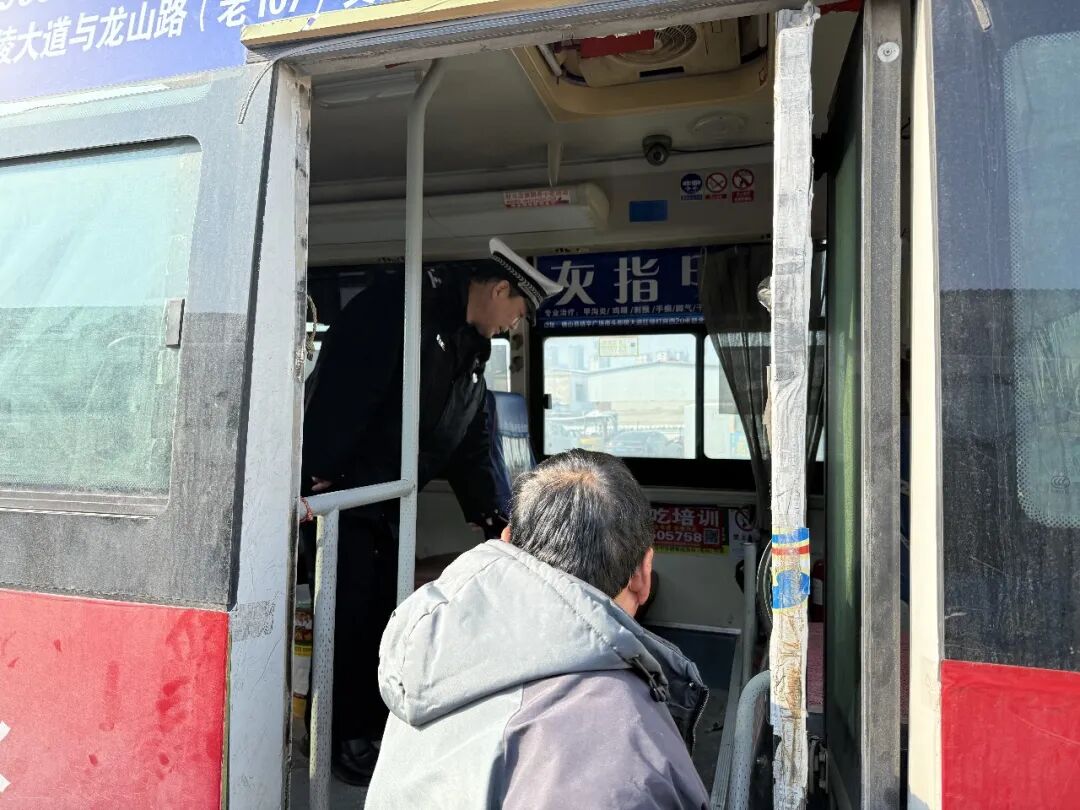 確山縣公安局開展大霧天氣客貨運(yùn)企業(yè)安全隱患排查行動(dòng)