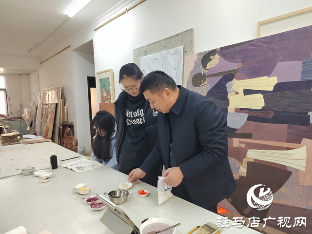 寒假不“宅”家 學畫成假期新風尚