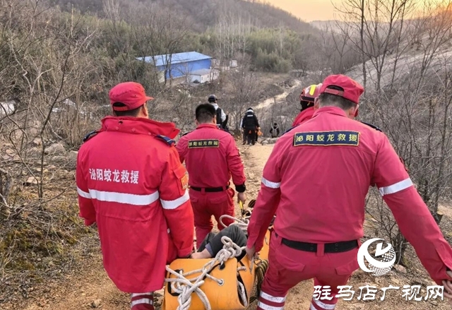 山地徒步摔傷被困 泌陽縣蛟龍救援隊緊急救援