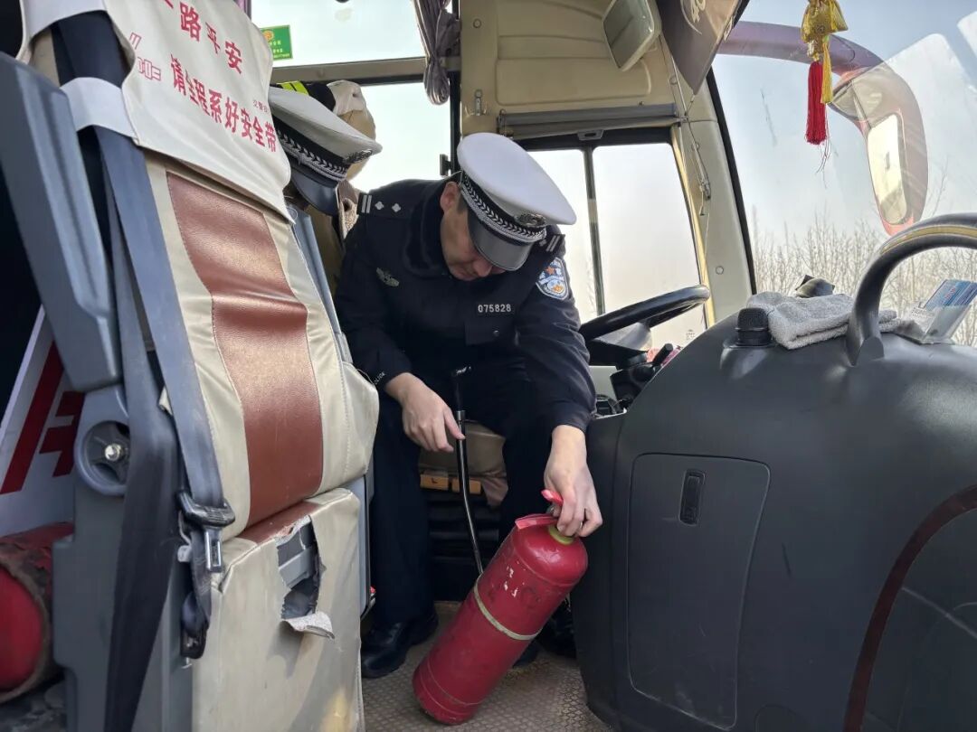 平輿交警:筑牢春運(yùn)交通安全防線
