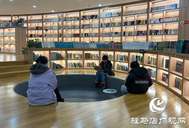 書香暖寒冬 圖書館成學(xué)生假期“充電”好去處