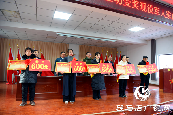 平輿縣退役軍人事務(wù)局聯(lián)合縣人武部舉行集體送喜報(bào)儀式 