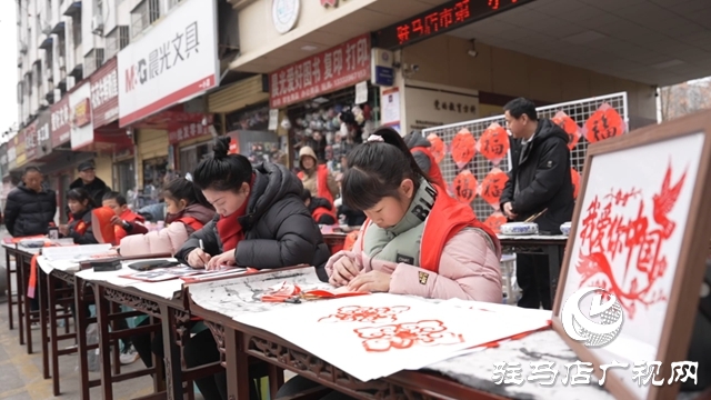 駐馬店市第一小學(xué)舉行迎新春義寫(xiě)春聯(lián)活動(dòng)