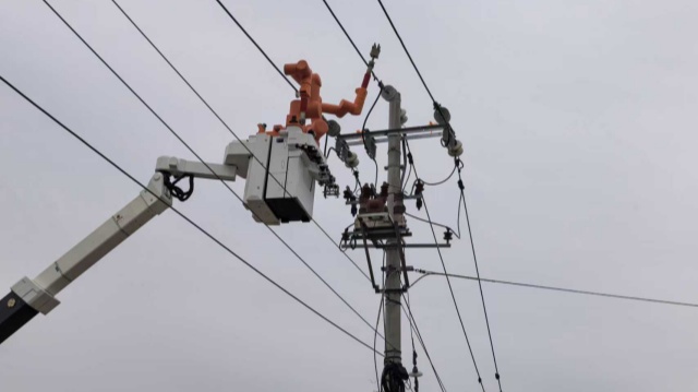 國網(wǎng)駐馬店供電公司:帶電作業(yè)機器人“上崗” 配網(wǎng)運維邁入智能新階段