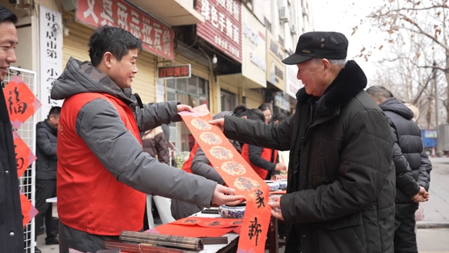 駐馬店市第一小學舉行迎新春義寫春聯(lián)活動