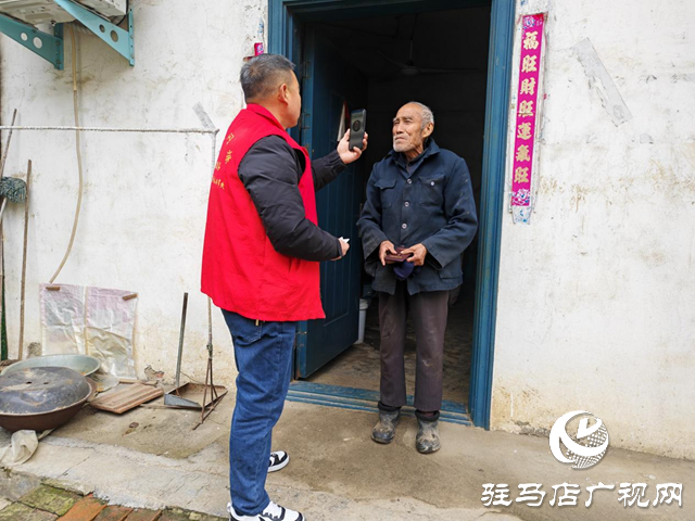  賈莊居委會(huì)養(yǎng)老認(rèn)證送上門 暖心服務(wù)送到家