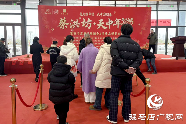 年貨節(jié)里飄墨香 市民排隊領&ldquo;福&rdquo;忙