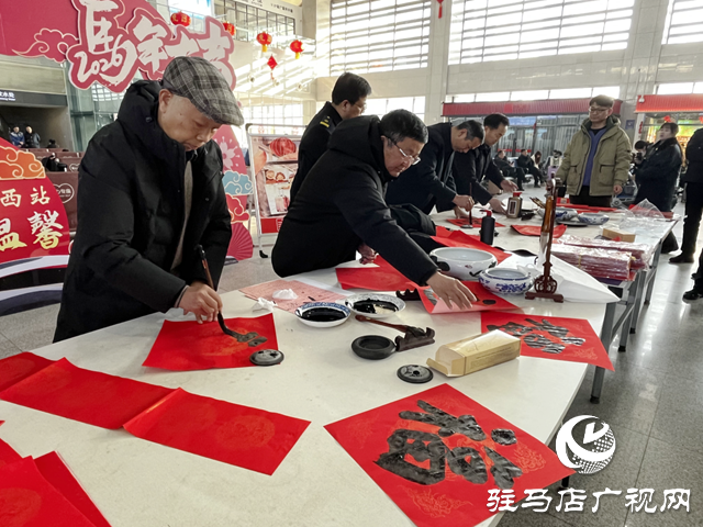 駐馬店西站：書法家揮毫贈(zèng)春聯(lián) 暖心福袋伴歸途