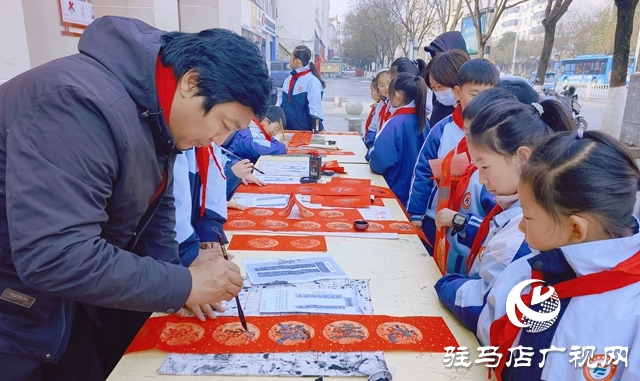 駐馬店市第三小學(xué)：書韻飄香迎金馬 春聯(lián)傳情暖新春